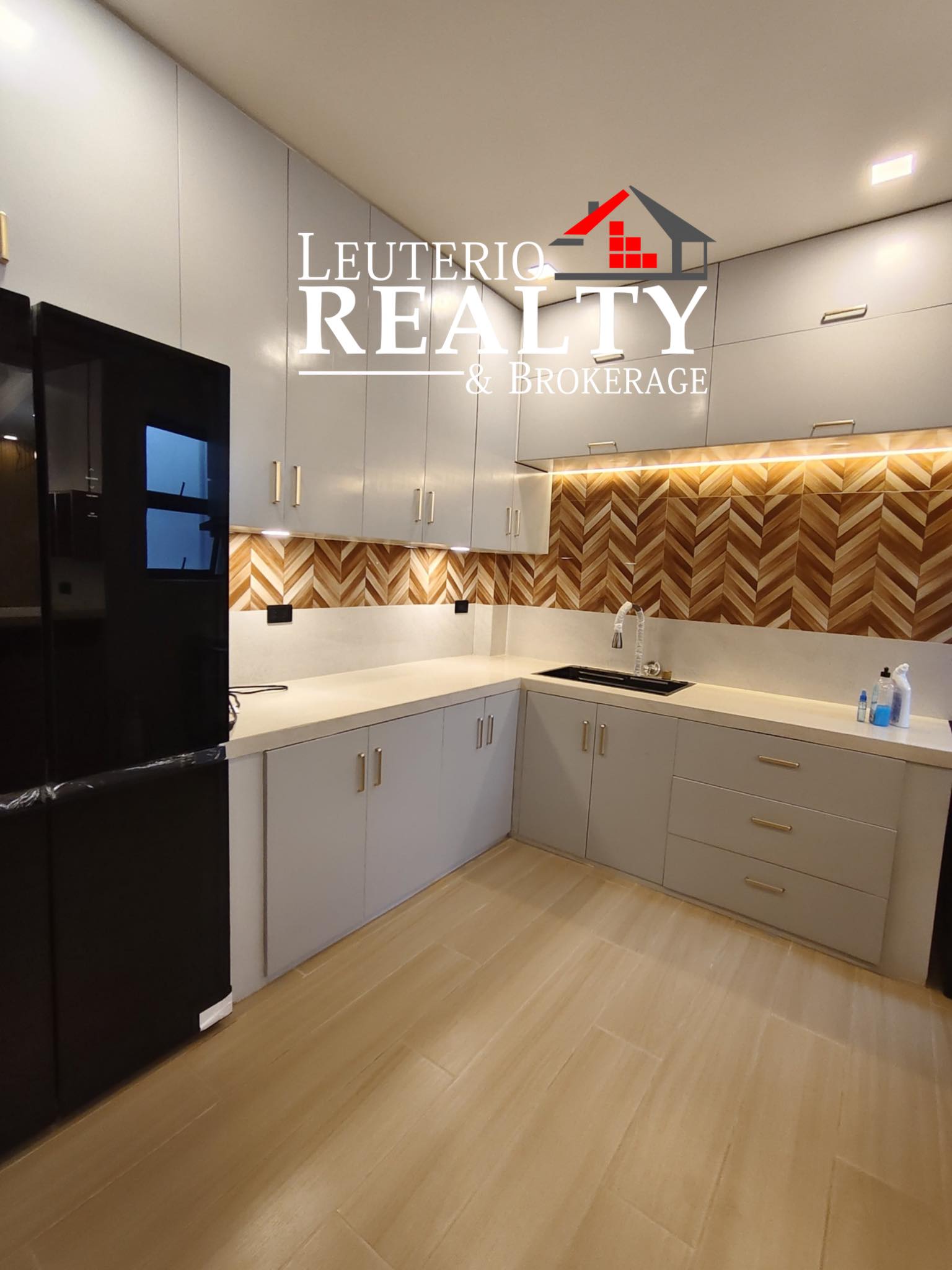 Parkview Executive Townhomes in Bicol — real estate listing image 8